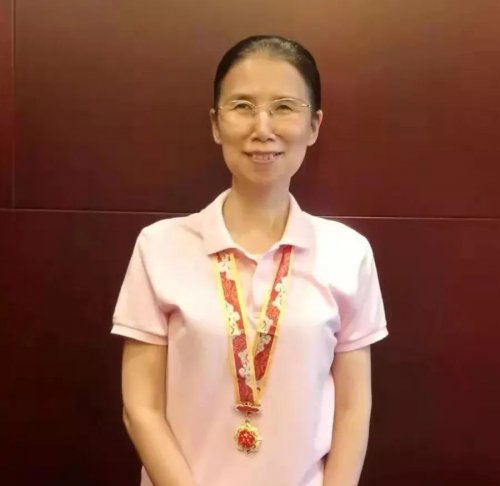 【附中追夢人】 杰出校友楊佳獲“慶祝中華人民共和國成立70周年”紀念章