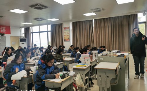 省國培計劃第四屆鄉村優秀高中青年教師(歷史)高級研修班學員來我校交流考察